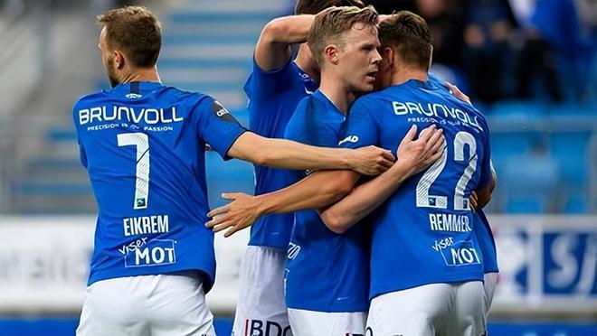 但據場邊觀 但據場邊觀